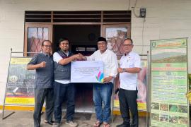 Penyerahan bantuan Tanggung Jawab Sosial dan Lingkungan (TJSL) melalui Program Pemeliharaan Mata Air di Desa Kayu Manis, Kabupaten Rejang Lebong