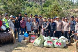 Polres Aceh Tengah Salurkan Bantuan Logistik ke Desa Terisolir di Kecamatan Linge