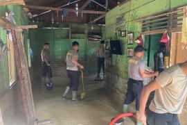Brimob Polda Sumut Gotong Royong Bersihkan Rumah Warga Terdampak Banjir dan Longsor di Tapanuli Tengah