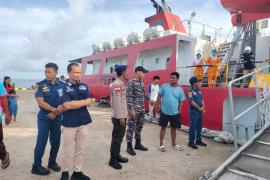 Unit Polairud Polsek Enggano Laksanakan Pengamanan Kedatangan KM Mohammad Husni Thamrin di Pelabuhan Malakoni