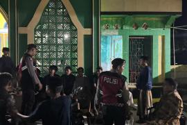 Personel Sat Samapta Polres Lebong Amankan Salat Tarawih di Masjid Al Hijad