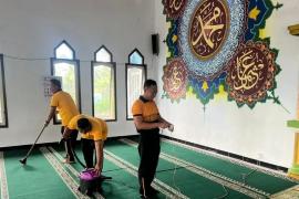 Giat ASRI, Enam Polsek Jajaran Polres Rejang Lebong Gotong Royong Bersihkan Masjid dan Fasilitas Umum