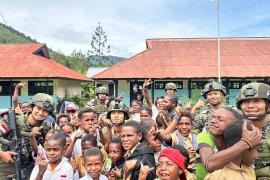 Satgas Ops Damai Cartenz 2026 Latih Disiplin dan Karakter Siswa SD Dondobaga di Mulia