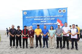 Dukung Gerakan Indonesia ASRI, Kapolda Bengkulu Pimpin Program GEMPAR Keempat di Pantai Panjang