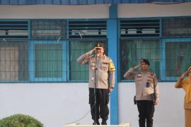 Wakapolda Bengkulu Menjadi Pembina Upacara Bendera di SMAN 2 Kota Bengkulu