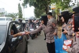 Ramadan Penuh Berkah, Polwan dan Polki Polda Bengkulu Turun Langsung Berbagi Takjil Gratis 