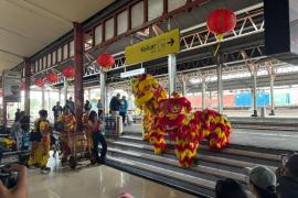 Sambut Tahun Baru Imlek, Atraksi Barongsai Hibur Pelanggan KA di Stasiun Semarang Tawang