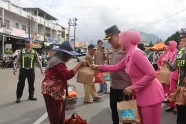 Polres Kepahiang Bersama Bhayangkari Bagikan 100 Takjil, Wujud Kepedulian Polri di Bulan Ramadhan