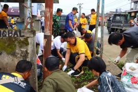 Polres Lebong dan Polsek Jajaran Bersama TNI, Pemda, dan Masyarakat Gelar Aksi Bersih Sampah di Terminal Muara Aman