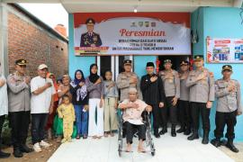 Kapolda Bengkulu Melaksanakan Peresmian Bedah Rumah ke-68 dan Bakti Sosial Polda Bengkulu