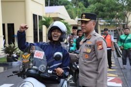 Kapolda Bengkulu Berbagi Berkah Sembako dan Stiker Hotline 110 kepada para Ojol di Kota Bengkulu
