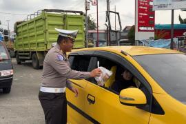 Polres Mukomuko Bagikan Takjil dan Nasi Kotak