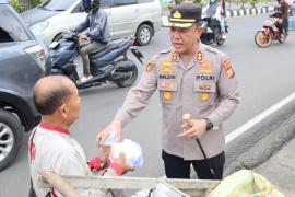 Polres Bengkulu Selatan Bagikan Takjil kepada Masyarakat di Bulan Ramadan