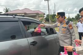 Polres Kaur Bersama Bhayangkari Bagikan 100 Paket Takjil kepada Masyarakat