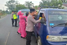 Polsek Padang Ulak Tanding Polres Rejang Lebong Manfaatkan Momen Ramadan dengan Berbagi Takjil