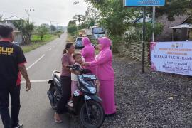 Polsek Kota Padang Polres Rejang Lebong Berbagi Takjil, Tebar Berkah Ramadan kepada Masyarakat