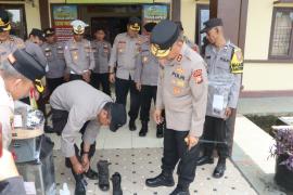 Kapolda Bengkulu Serahkan Peralatan Kebersihan dan Seragam Baru Saat Kunjungan ke Polsek Air Besi dan Pondok Kelapa 
