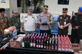 Polres Bengkulu Selatan Musnahkan Ratusan Botol Miras dan Barang Bukti Hasil Operasi Pekat Nala I 2026