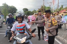 Kapolda Bengkulu bersama Ketua Pengurus Yayasan Kemala Bhayangkari (YKB) Daerah Bengkulu Berbagi Takjil di Mapolda Bengkulu
