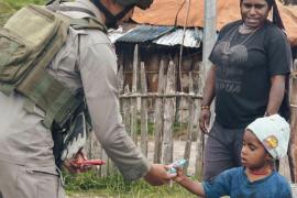 Patroli Humanis Ops Damai Cartenz Hadirkan Senyum dan Rasa Aman bagi Warga Sinak