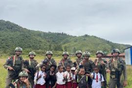 Patroli Humanis Satgas Ops Damai Cartenz di Kampung Kabiding, Kehangatan Warga dan Tawa Anak-Anak Warnai Pagi di Oksibil