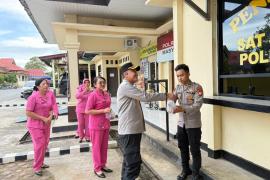 Kapolres Kaur Bersama Ketua Bhayangkari Cabang Kaur Berbagi Takjil Minggu Terakhir kepada Masyarakat Pengguna Jalan, Personel Penjagaan SPKT, dan Tahanan Polres Kaur
