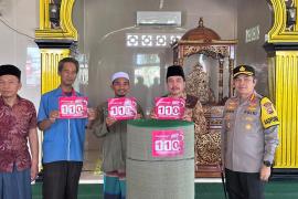Kapolresta Bengkulu Serahkan Bantuan Sajadah Ambal di Masjid dan Sosialisasikan Layanan 110