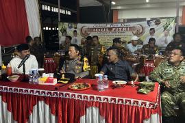 Pastikan Keamanan Malam Takbiran, Kapolres Kaur Bersama Forkopimda Tinjau Pos dan Serahkan Bingkisan kepada Petugas