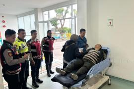 Wujud Respon Cepat, Anggota Polri Evakuasi Lansia Darurat Medis ke Rumah Sakit di Gunung Mas Bogor
