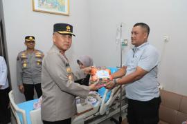 Jenguk Personel Sakit di RS Bhayangkara, Kapolda Bengkulu Berikan Dukungan Moril dan Bingkisan