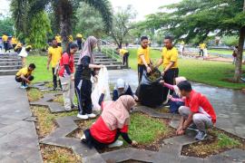 Kapolres Lebong Pimpin Aksi Bersih Lingkungan di Taman Karang Nio Dukung Program Indonesia Asri