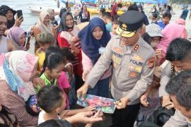 Kapolda Bengkulu Tinjau Pantai Zakat, Bagikan Mainan untuk Anak-anak dan Pastikan Wisata Aman