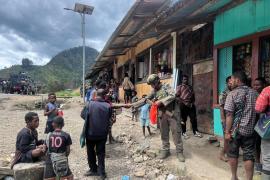 Hadirkan Pendekatan Diri dengan Masyarakat, Personel Ops Damai Cartenz Belanja dan Berbagi di Sinak