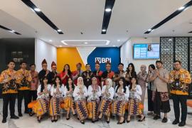 Peringati Hari Kartini, Pekerja BRI Branch Office Kelapa Gading Kenakan Busana Nasional Saat Layani Nasabah