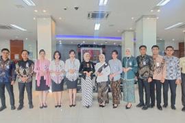 Peringati Hari Kartini, Pekerja BRI Branch Office Veteran Kenakan Pakaian Nasional Saat Layani Nasabah
