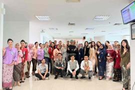 Peringati Hari Kartini, Pekerja Pria dan Wanita BRI Branch Office Segitiga Senen Kompak Kenakan Pakaian Nasional