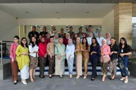Semarak Hari Kartini, Pekerja BRI Branch Office Gunung Sahari Kenakan Pakaian Nasional Beraneka Warna