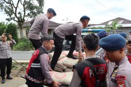 Kapolres Rejang Lebong Tinjau Lokasi Puting Beliung dan Salurkan Bantuan untuk Warga Terdampak