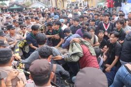 Polda Bengkulu Bersama Polresta Bengkulu Laksanakan Pengamanan Maksimal Aksi Unjuk Rasa Cipayung di DPRD Provinsi Bengkulu 