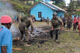 Satgas Ops Damai Cartenz Hadir di Tengah Tradisi Bakar Batu di Sugapa, Bangun Kebersamaan dengan Warga