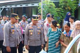 Kapolda Bengkulu Tinjau Posko Tanggap Darurat dan Salurkan Bantuan untuk Korban Banjir dan Longsor di Lebong