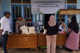 Pastikan Tepat Sasaran, Bhabinkamtibmas Polresta Bengkulu Monitoring Penyaluran Cadangan Pangan Pemerintah di Bentiring Permai