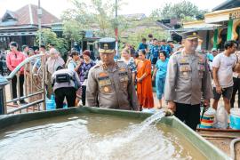 Kapolda Bengkulu Turun Langsung ke Lokasi Banjir Lebong, Kerahkan Water Treatment Atasi Krisis Air Bersih