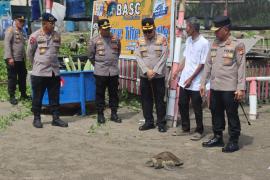 Kapolda Bengkulu Tinjau Konservasi Rumah Penyu di Bengkulu Tengah