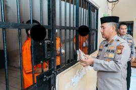 Wujud Kepedulian dan Motivasi, Kapolda Bengkulu Irjen Pol. Mardiyono Bagikan Nasi Kotak Kepada 29 Tahanan Dit Tahti Polda Bengkulu