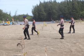 Personel Ditsamapta Polda Bengkulu Laksanakan Kurve Pantai di Area Konservasi Penyu