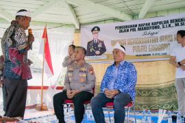 "Raja Nahkona Kaitora" DiSandang Kapolda Bengkulu Saat Ekspedisi Berkah Di Pulau Enggano 