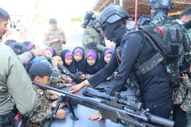 Satbrimobda Polda Bengkulu menerima kunjungan Siswa SD IT Alam Generasi Islam, Kenal Alutsista hingga Nilai Disiplin