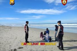 Patroli Jalan Kaki di Pantai Panjang, Ditsamapta Hadir Jaga Keamanan Wisata Pagi Hari