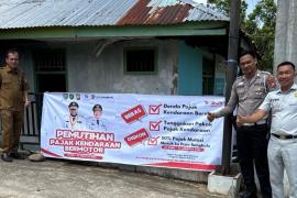 Jasa Raharja Bengkulu bersama Mitra Pasang Spanduk Informasi Relaksasi Pajak Kendaraan Bermotor